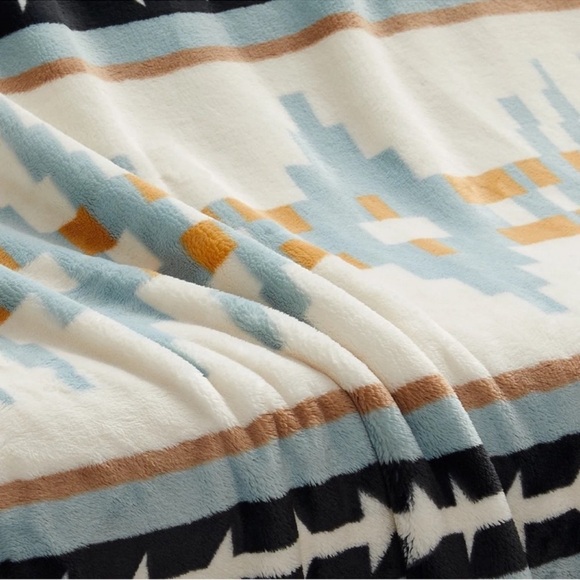 🎉LAST PIECE🎉Pendleton luxurious plush blanket - Picture 3 of 8